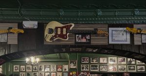 Read more about the article Queen, Bruce Springsteen and Guns & Roses stopped by to sign a guitar!